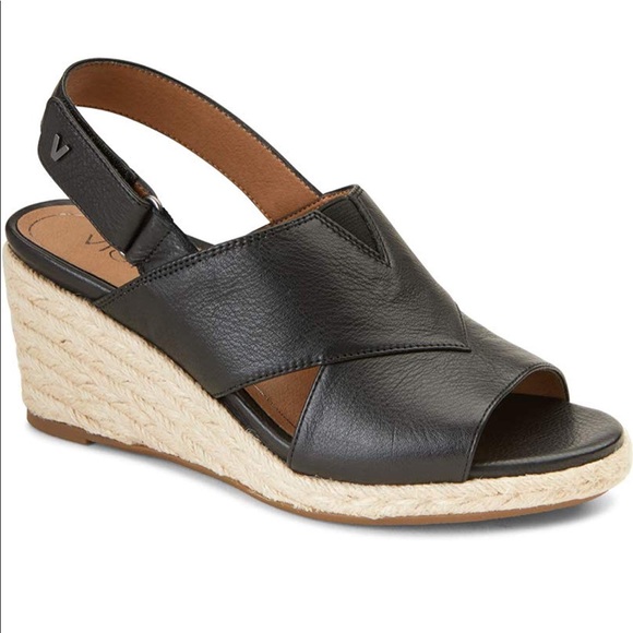 vionic black wedge